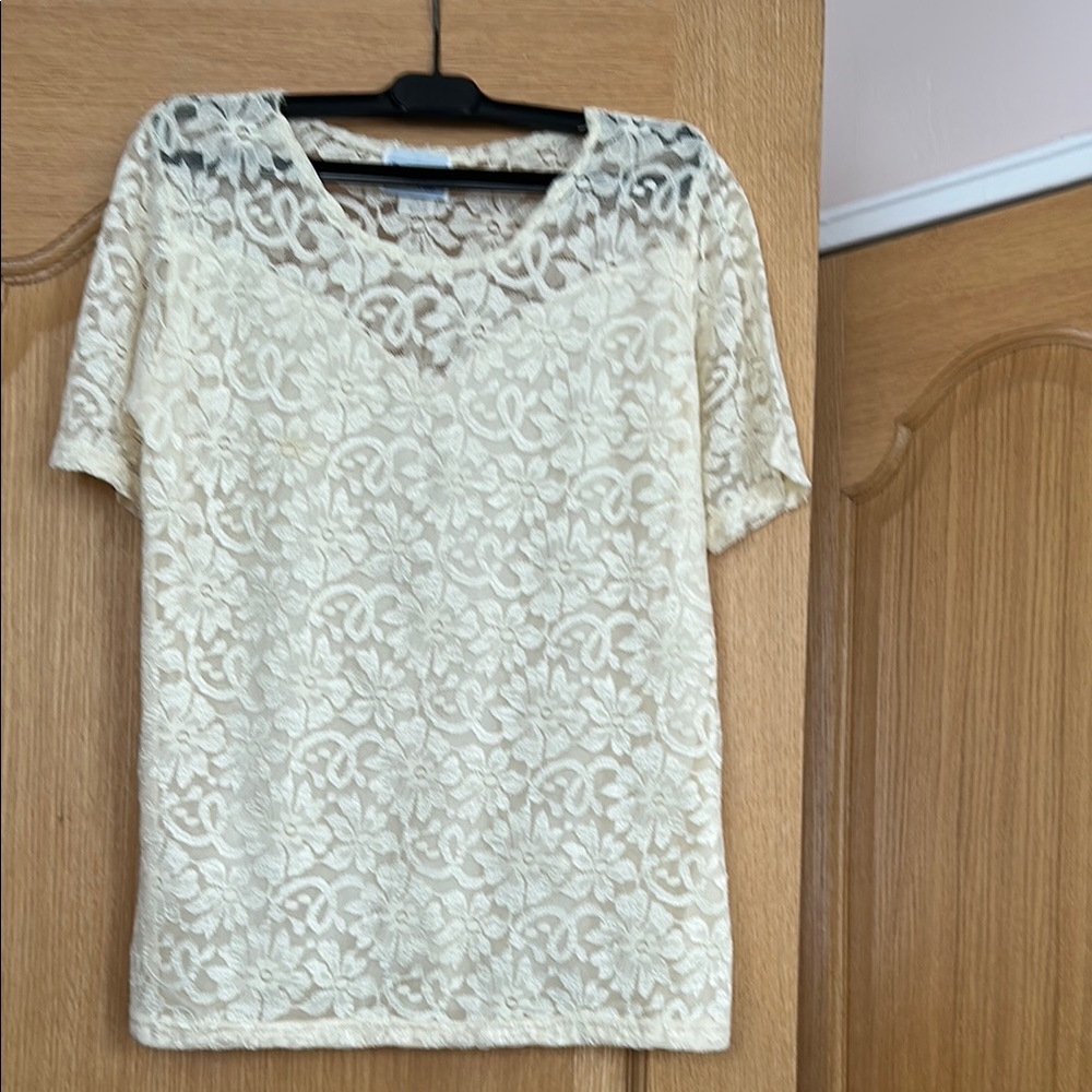 NWOT Bedford Fair Cream Floral Lace Blouse Elegant Short Sleeves. Size M.